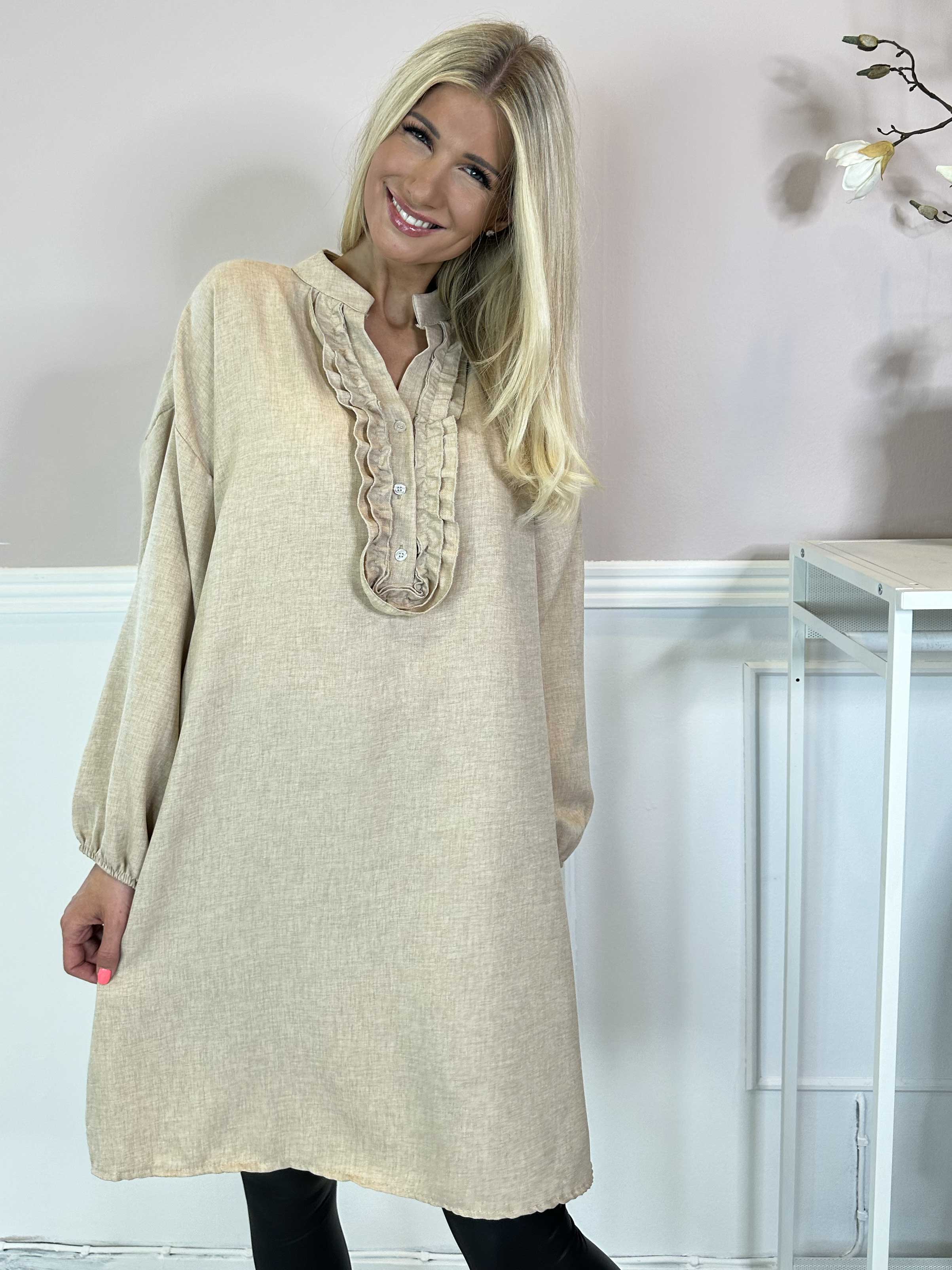 Cassia Plain - Tunikakjole med flæser ved brystet